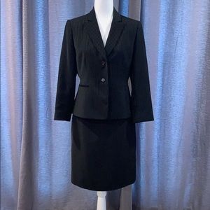 Tahari Jacket/Blazer & Skirt Suit Black EUC 8P